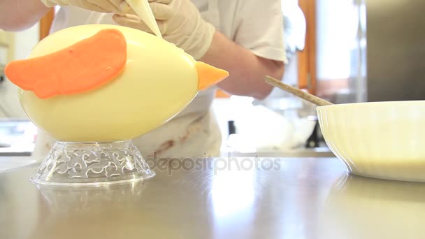 Uova Cioccolato Pasquali Forma Pulcino Mani Pasticcere Decorazione — Video Stock