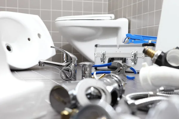 Ferramentas de encanador e equipamentos em um banheiro, serviço de reparo de encanamento — Fotografia de Stock