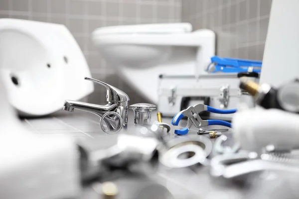 Rörmokare verktyg och utrustning i ett badrum, VVS reparation servi — Stockfoto