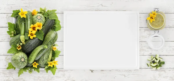 Cukinia, kwiaty i zielony sos żywności góry, na tle woo — Zdjęcie stockowe