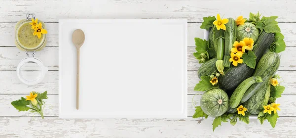 Zucchine, fiori e salsa verde in vaso di vetro cibo vista dall'alto, è — Foto Stock
