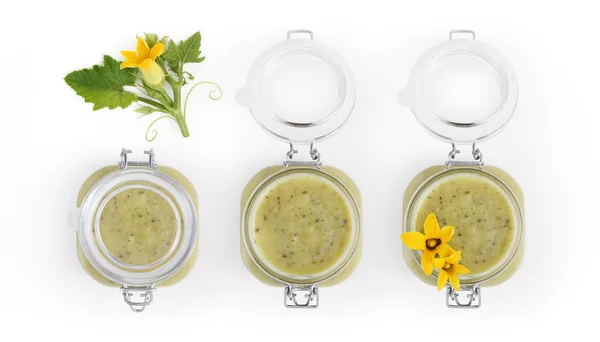 Zucchini-Sauce Glas und Blumen Essen Draufsicht isoliert auf weißen k — Stockfoto