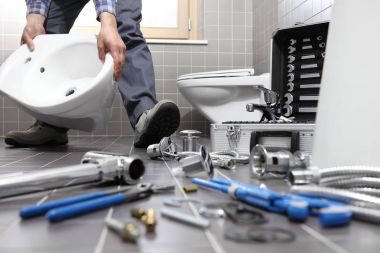 tamir Servisi, sıhhi tesisat tesisatçı bir banyo sonra işte montajı