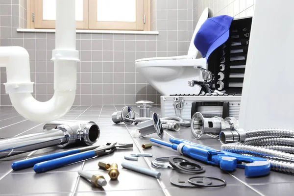 Herramientas y equipos de fontanero en un baño, reparación de fontanería servi — Foto de Stock