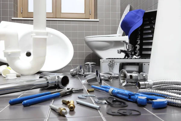 Herramientas y equipos de fontanero en un baño, reparación de fontanería servi —  Fotos de Stock