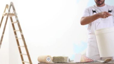 ressam adam iş seçim renk renk örnekleri örnekleri, duvar boyama kavramı, beyaz kopyalama alanı arka plan