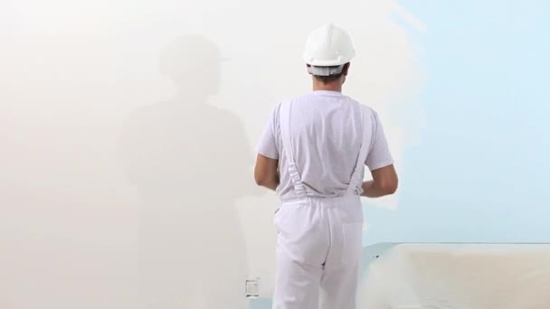 色見本サンプル 壁絵画の概念 領域の背景の白のコピー作業で画家の男 — ストック動画