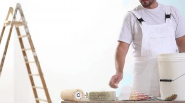 ressam adam fırça, duvar boyama kavramı, beyaz kopyalama alanı arka plan ile iş yerinde