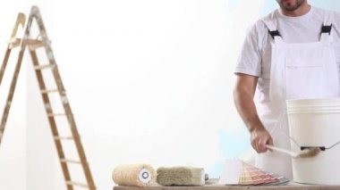 ressam adam fırça, duvar boyama kavramı, beyaz kopyalama alanı arka plan ile iş yerinde