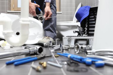 tamir Servisi, sıhhi tesisat tesisatçı bir banyo sonra işte montajı