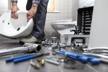 tamir Servisi, sıhhi tesisat tesisatçı bir banyo sonra işte montajı