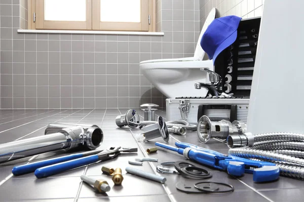 Herramientas y equipos de fontanero en un baño, reparación de fontanería servi — Foto de Stock