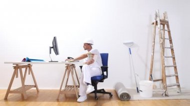 ev ressam adam bir bilgisayar konuşma telefonda, renk örnekleri bakar ve bir telefon satın alma siparişi, e-ticaret ve alışveriş boya renkleri konsept yapar,