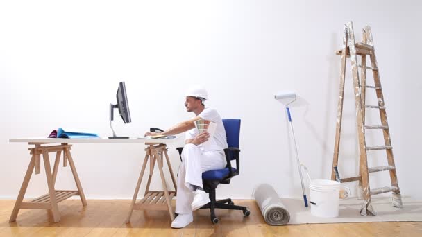 Maison Peintre Homme Avec Ordinateur Parler Téléphone Regarde Des Échantillons — Video