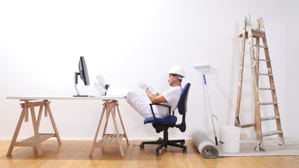 Huisschilder Man Met Een Computer Klaar Met Het Werk Ontspant — Stockvideo
