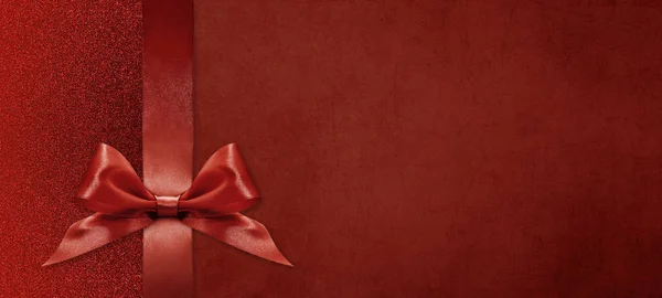 Cadeaubon wensen vrolijk kerstmis achtergrond met rood lint strik — Stockfoto
