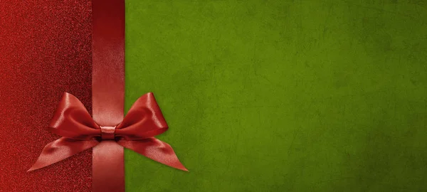 Cadeaubon wensen vrolijk kerstmis achtergrond met rood lint strik — Stockfoto