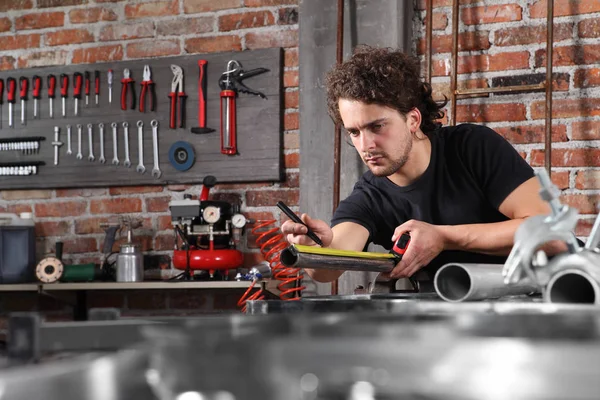 Hombre trabajo en casa taller garaje medir metal con cinta métrica , — Foto de Stock