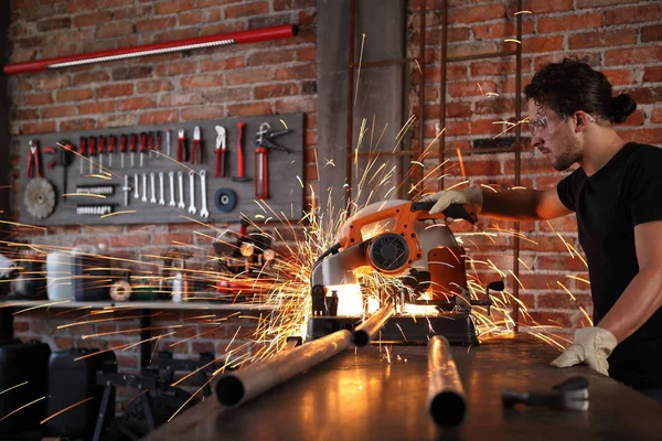 Man werk in huis werkplaats garage met miter zaag, bril en con — Stockfoto