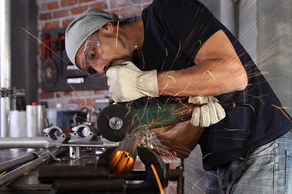 Hombre trabajo en casa taller garaje corte tubo de metal, gafas y con — Foto de Stock