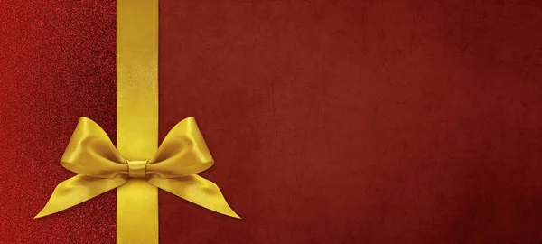 Carte cadeau de Noël avec ruban d'or noeud sur fond rouge, co — Photo