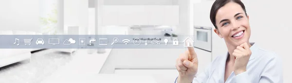 Kadın el dokunmatik ekran beyaz ile gülümseyen akıllı ev otomasyon — Stok fotoğraf