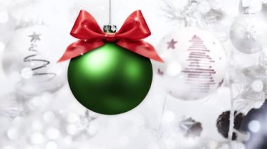Mutlu noeller hediye kartı, kurdele yaylı ağaç topları noel ışıkları arka plan şablonu ve fotokopi alanı.