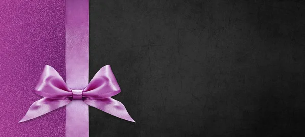 Cartes cadeaux avec ruban rose archet Isolé sur textu rose et noir — Photo