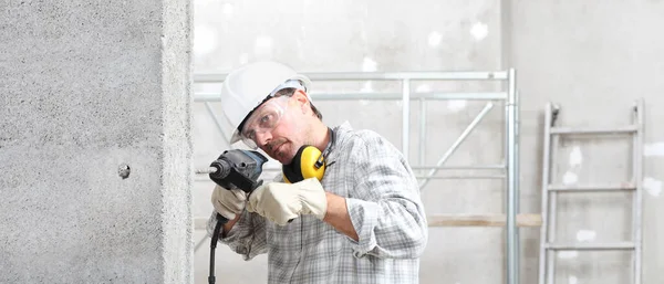 Man Med Hjälp Elektrisk Pneumatisk Borr Gör Ett Hål Väggen — Stockfoto