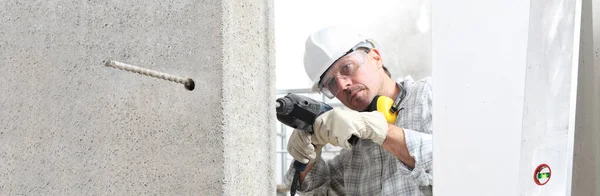 Man Med Hjälp Elektrisk Pneumatisk Borr Gör Ett Hål Väggen — Stockfoto