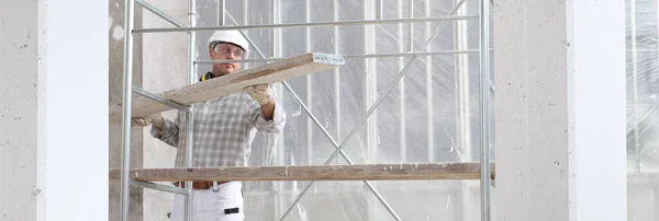 Homem Trabalho Trabalhador Construção Profissional Segurança Andaimes Chapéu Duro Fones — Fotografia de Stock