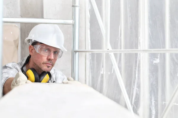 Trabalho Homem Trabalhador Construção Profissional Com Andaimes Chapéu Duro Segurança — Fotografia de Stock