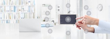 ofis işi konsepti, akıllı telefon ve boş simgelerle el, web pankartı ve uzay şablonunu kopyala