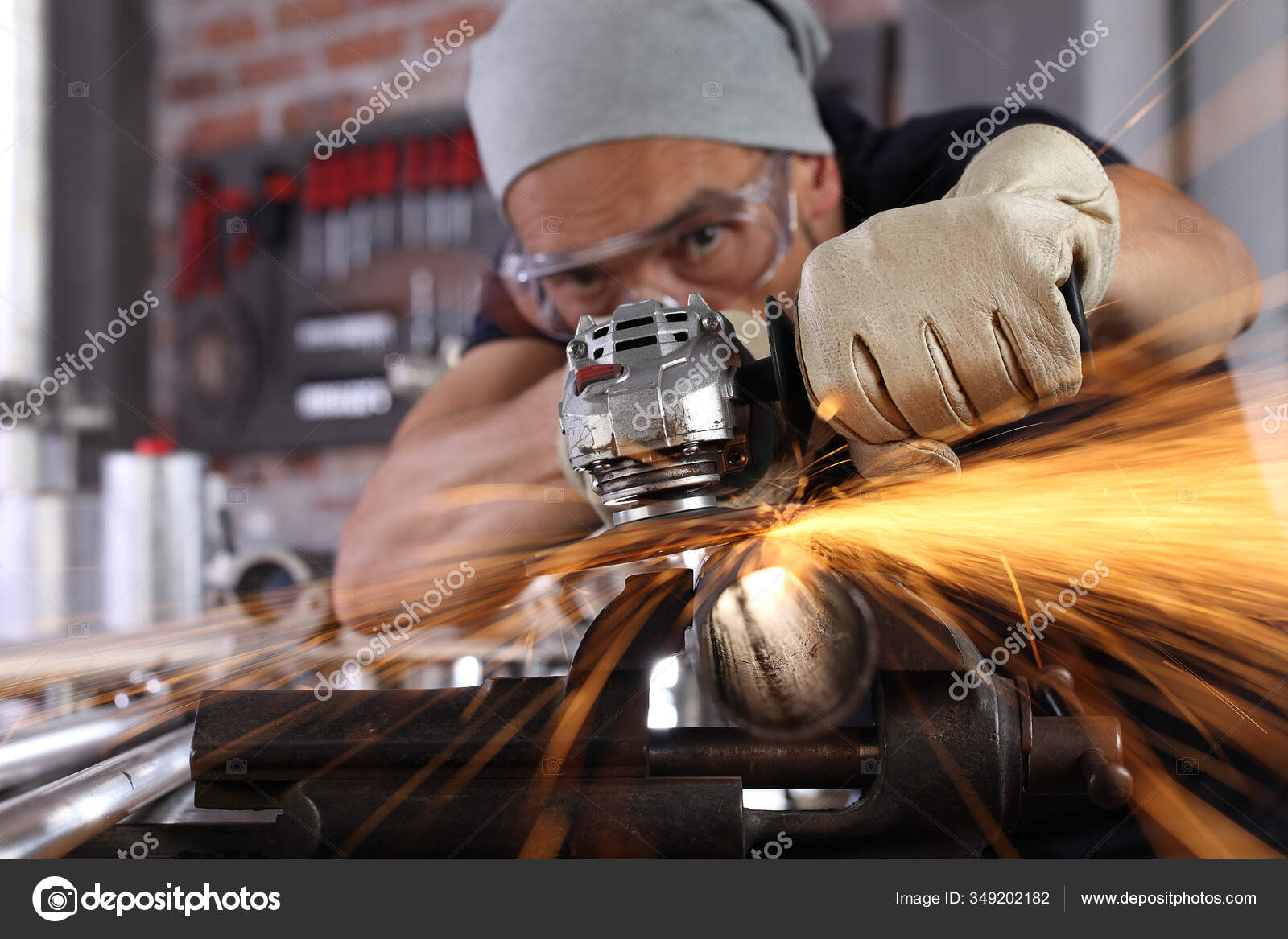 Mann Arbeitet Werkstatt Garage Mit Winkelschleifer Brille Und