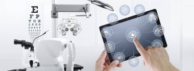 Eller arka planda göz doktoru ve optometrist simgeleri, göz bilimi ve optometri ekipmanları ile dijital tabletin ekranına dokunuyor
