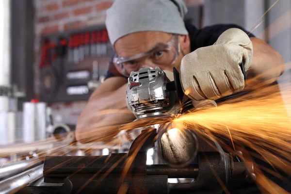 Mann Arbeitet Werkstatt Garage Mit Winkelschleifer Brille Und Bauhandschuhen Metall — Stockfoto