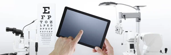 Testkonzept Für Augenuntersuchungen Touchscreen Der Hände Mit Digitalem Tablet Ophthalmologie — Stockfoto
