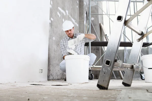 Stukadoor Man Aan Het Werk Neem Mortel Van Emmer Naar — Stockfoto