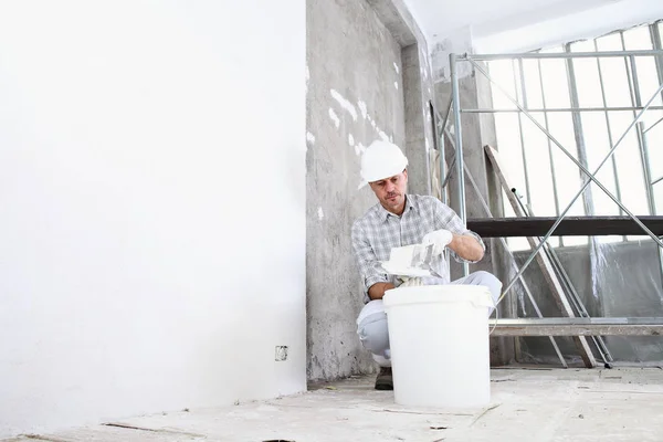 Gesso Homem Trabalho Tomar Argamassa Balde Para Rebocar Parede Interior — Fotografia de Stock