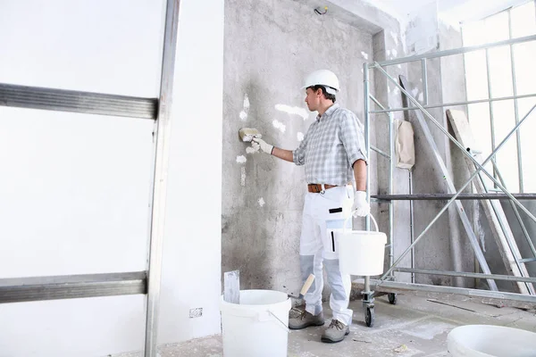 Trabalho Homem Emplastro Prende Balde Usa Escova Molha Parede Antes — Fotografia de Stock