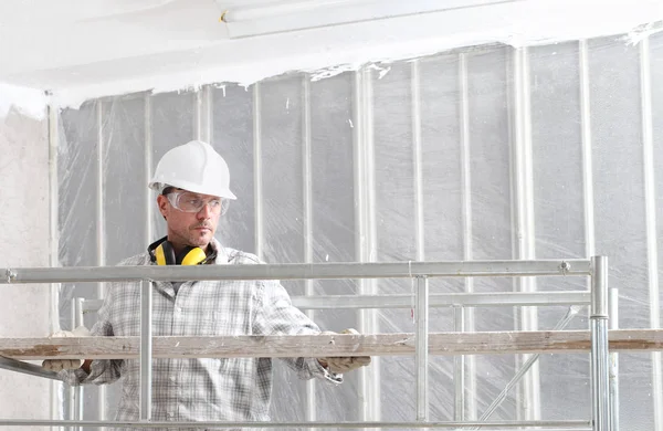 Mannenwerk Professionele Bouwvakker Met Steiger Veiligheidshelm Gehoorbescherming Hoofdtelefoon Handschoenen Veiligheidsbril — Stockfoto