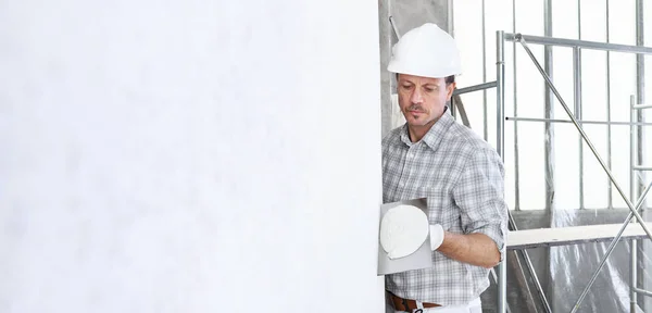 Plâtrier Homme Travail Avec Truelle Plâtrant Mur Chantier Intérieur Porter — Photo