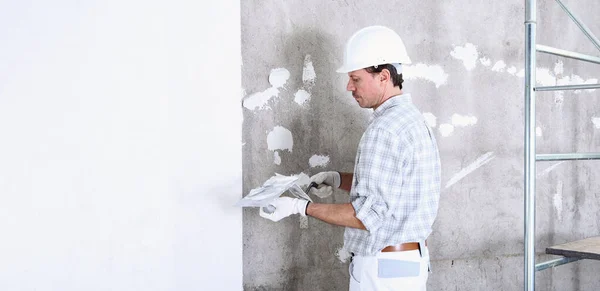 Stukadoor Man Aan Het Werk Met Troffel Pleisterwerk Muur Van — Stockfoto