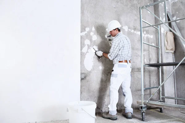 Yesero Hombre Trabajo Con Paleta Yeso Pared Obra Interior Desgaste — Foto de Stock
