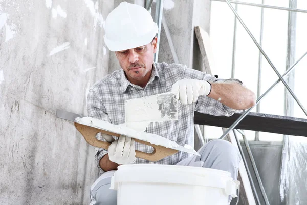 Hombre Yeso Trabajo Tomar Mortero Cubeta Para Enlucir Pared Obra — Foto de Stock