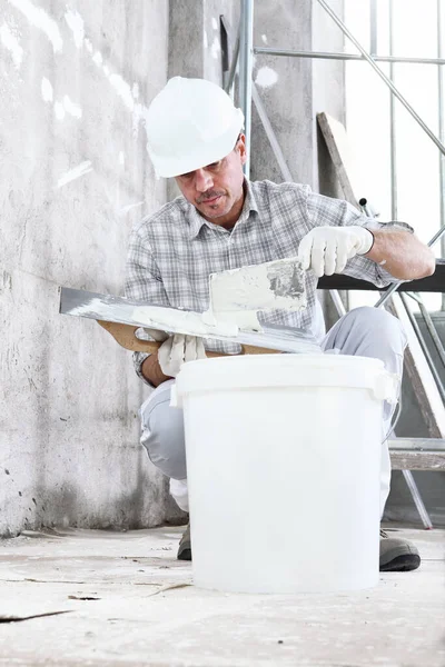 Stukadoor Man Aan Het Werk Neem Mortel Van Emmer Naar — Stockfoto