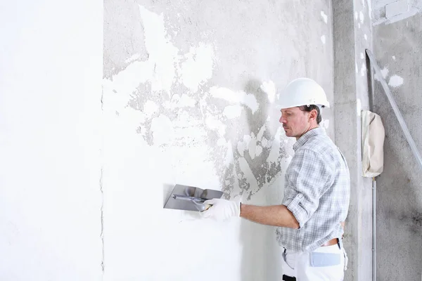 Gesso Homem Trabalho Com Espátula Rebocando Parede Interior Local Construção — Fotografia de Stock