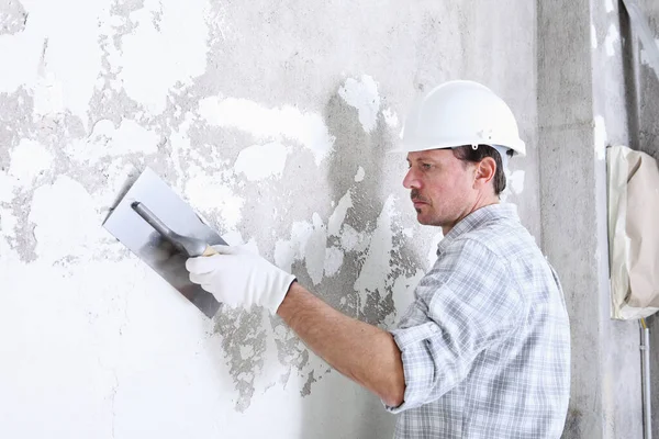 Gesso Homem Trabalho Com Espátula Rebocando Parede Interior Local Construção — Fotografia de Stock