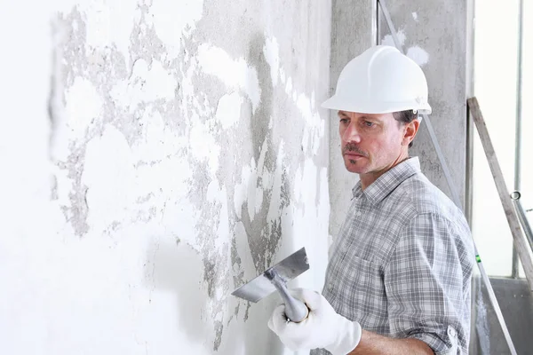 Gesso Homem Trabalho Com Espátula Rebocando Parede Interior Local Construção — Fotografia de Stock