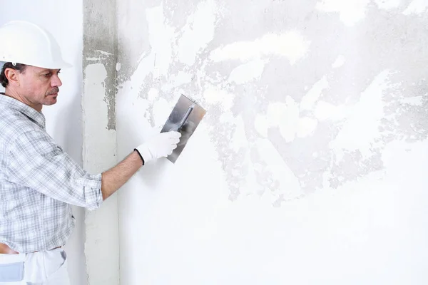 Plâtrier Homme Travail Avec Truelle Plâtrant Mur Chantier Intérieur Porter — Photo